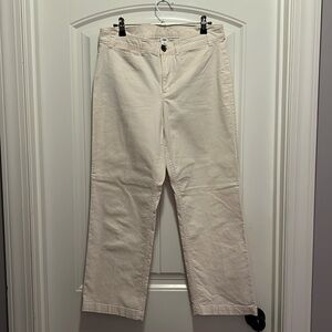 Old Navy- size 6, cream capris 25 1/2” inseam EUC, smoke free, pet free home